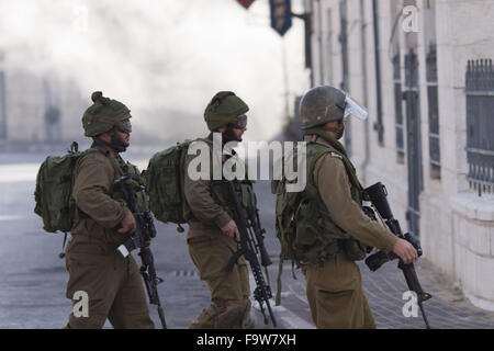 Bethlehem, West Bank. 18. Dezember 2015. Israelische Soldaten Zusammenstoß mit Palästinensern auf den nördlichen Straßen von Bethlehem, bei regelmäßigen Freitag wöchentlichen Auseinandersetzungen. Bildnachweis: Mustafa Bader/ZUMA Draht/Alamy Live-Nachrichten Stockfoto