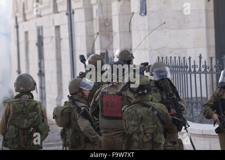 Bethlehem, West Bank. 18. Dezember 2015. Israelische Soldaten Zusammenstoß mit Palästinensern auf den nördlichen Straßen von Bethlehem, bei regelmäßigen Freitag wöchentlichen Auseinandersetzungen. Bildnachweis: Mustafa Bader/ZUMA Draht/Alamy Live-Nachrichten Stockfoto