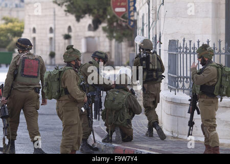 Bethlehem, West Bank. 18. Dezember 2015. Israelische Soldaten Zusammenstoß mit Palästinensern auf den nördlichen Straßen von Bethlehem, bei regelmäßigen Freitag wöchentlichen Auseinandersetzungen. Bildnachweis: Mustafa Bader/ZUMA Draht/Alamy Live-Nachrichten Stockfoto