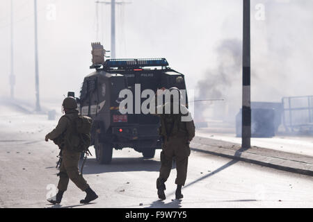 Bethlehem, West Bank. 18. Dezember 2015. Israelische Soldaten Zusammenstoß mit Palästinensern auf den nördlichen Straßen von Bethlehem, bei regelmäßigen Freitag wöchentlichen Auseinandersetzungen. Bildnachweis: Mustafa Bader/ZUMA Draht/Alamy Live-Nachrichten Stockfoto