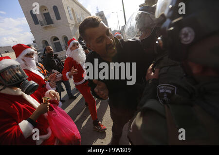 Bethlehem, West Bank. 18. Dezember 2015. Israelische Grenzpolizei Truppen Angriff auf einen palästinensischen Demonstranten während einer Demonstration gegen die israelische Verletzungen der Relogious Freiheiten im Norden von Bethlehem. Bildnachweis: Mustafa Bader/ZUMA Draht/Alamy Live-Nachrichten Stockfoto