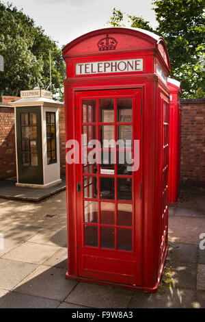 Großbritannien, England, Worcestershire, Bromsgrove, Avoncroft Museum, National Telefon Kiosk Collection, 1927 K2 und 1921 K1 Telefonzellen Stockfoto