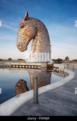 Die Kelpies, Helix Park, Falkirk, Schottland.  Spiegelt sich in Kanal-Becken. Stockfoto