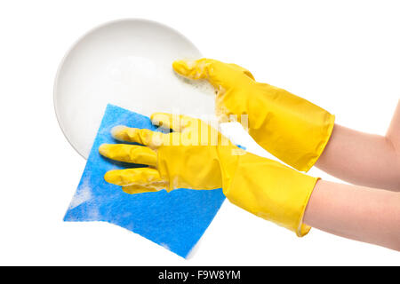 Nahaufnahme von weiblichen Händen in gelben Gummischutz Handschuhe waschen weißen Teller mit blauen Lappen vor weißem Hintergrund Stockfoto