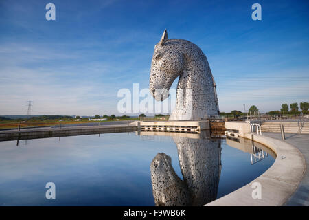 Die Kelpies, Helix Park, Falkirk, Schottland.  Spiegelt sich in Kanal-Becken. Stockfoto