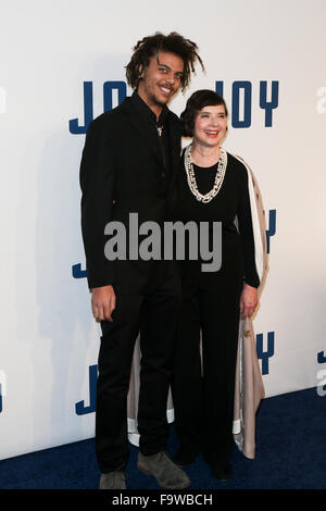 NEW YORK-DEC 13: Roberto Rossellini (L) und Isabella Rossellini besuchen die "Freude"-Premiere im Ziegfeld Theatre. Stockfoto