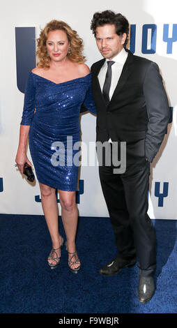 Schauspielerin Virginia Madsen (L) und Sohn Jack Sabato besuchen Sie die "Freude"-Premiere im Ziegfeld Theatre am 13. Dezember 2015. Stockfoto