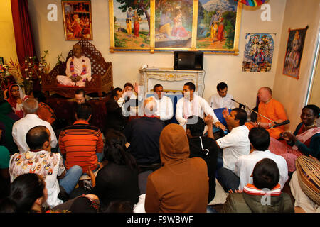 Fest des Heiligen Namens in einem ISKCON-Tempel. Mantrasingen Stockfoto