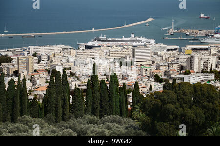 Blick vom Bahai-Gärten zum Stadtbild und Hafen in Haifa, Israel. Stockfoto
