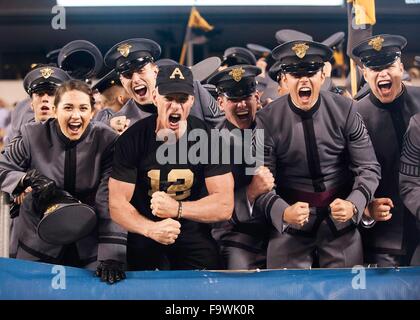 West Point Armee-jüngstere Söhne jubeln für die Army Black Knights während der traditionellen NCAA Fußball Rivalität zwischen der Army Black Knights und die Navy Midshipmen spielten im Lincoln Financial Field 12. Dezember 2015 in Philadelphia, PA. Stockfoto