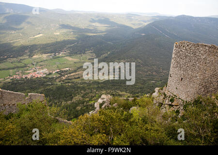 Peyrepertuse Burg und Berg in den französischen Pyrenäen Stockfoto