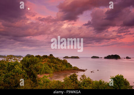 Rising Moon und Abend-Himmel auf Coiba island National Park, UNESCO-Weltkulturerbe, Pazifikküste, Provinz Veraguas, Republik von Panama. Stockfoto