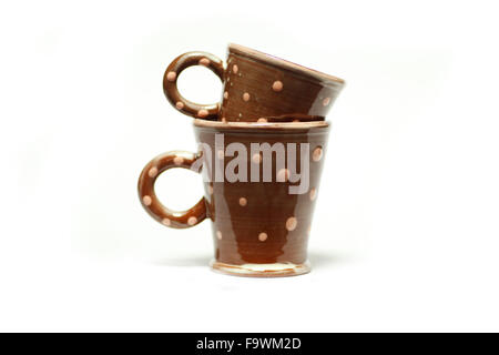 Artisan Keramiktasse gemacht von Sally Bettridge isoliert auf einem weißen Studio-Hintergrund. Stockfoto