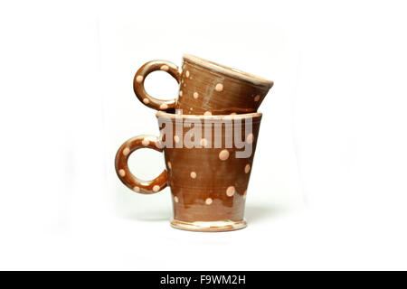 Artisan Keramiktasse gemacht von Sally Bettridge isoliert auf einem weißen Studio-Hintergrund. Stockfoto