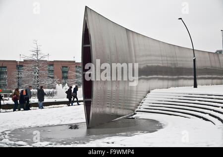 Wasser und Stahl-Skulptur, Bahnhof Sheffield, Yorkshire. Stockfoto