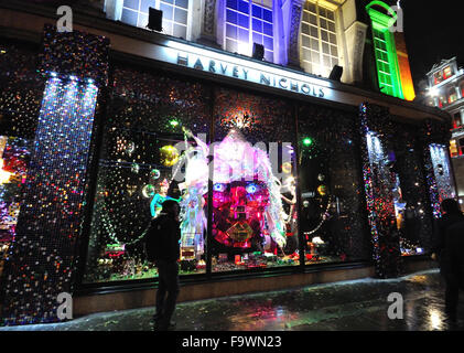 Schaufenster dekoriert für Weihnachten in Knightsbridge, London Stockfoto