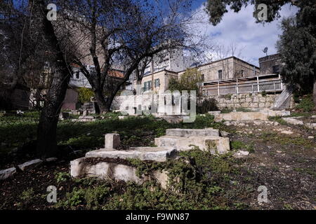 Alte Grabsteine auf dem Friedhof Mamilla ein historischer muslimischer Friedhof im Zentrum von West Jerusalem Israel. Der Friedhof enthält die Überreste von Figuren aus der frühen islamischen Periode, Sufi Schreine und Mamluk era Gräber. Stockfoto