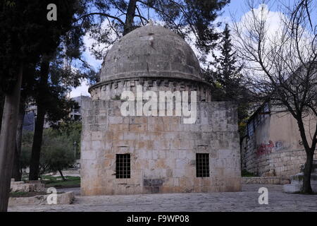 Blick auf das Grab von Emir Aidughdi Kubaki in Mamilla Friedhof ein historischer muslimischer Friedhof im Zentrum von West Jerusalem Israel. Der Friedhof enthält die Überreste von Figuren aus der frühen islamischen Periode, Sufi Schreine und Mamluk era Gräber. Stockfoto