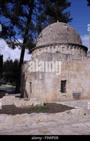 Blick auf das Grab von Emir Aidughdi Kubaki in Mamilla Friedhof ein historischer muslimischer Friedhof im Zentrum von West Jerusalem Israel. Der Friedhof enthält die Überreste von Figuren aus der frühen islamischen Periode, Sufi Schreine und Mamluk era Gräber. Stockfoto