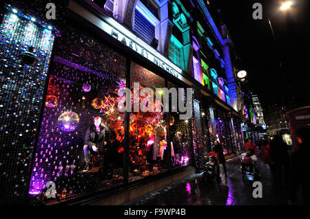Schaufenster dekoriert für Weihnachten in Knightsbridge, London Stockfoto