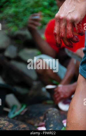 Blutige Hand vor eine Person Rauchen Zigarette Stockfoto