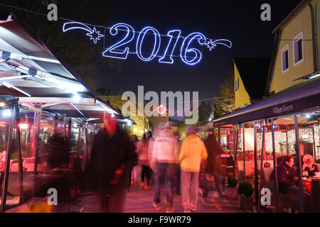 Menschen zu Fuß in dekorierten Tkalciceva Straße in der Adventszeit in Zagreb, Kroatien Stockfoto