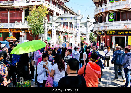 Dali Old Town, chinesische Touristen verstärkt über einen heiligen alten Stein zu bringen Glück, außerhalb ein Westler Retreat, Yunnan Stockfoto