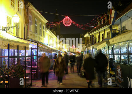 Menschen zu Fuß in dekorierten Tkalciceva Straße in der Adventszeit in Zagreb, Kroatien Stockfoto