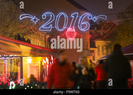 Eine beleuchtete 2016 Zeichen Dekoration in Tkalciceva Straße zur Adventszeit in Zagreb, Kroatien Stockfoto