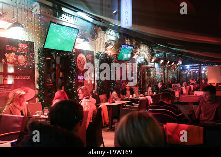 Menschen sitzen in einem dekorierten Café zur Adventszeit in Zagreb, Kroatien Stockfoto