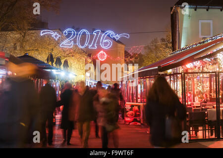 Menschen zu Fuß in dekorierten Tkalciceva Straße in der Adventszeit in Zagreb, Kroatien Stockfoto