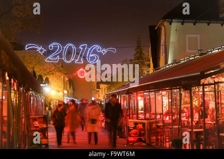 Menschen zu Fuß in dekorierten Tkalciceva Straße in der Adventszeit in Zagreb, Kroatien Stockfoto