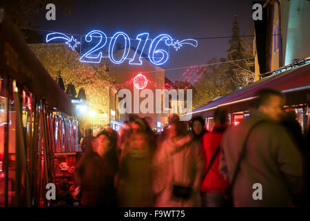 Menschen zu Fuß in dekorierten Tkalciceva Straße in der Adventszeit in Zagreb, Kroatien Stockfoto