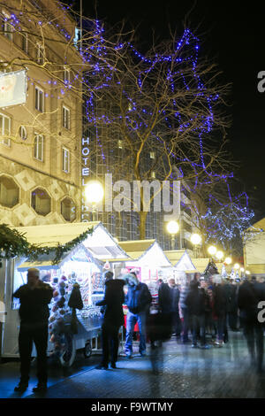 Menschen Sightseeing Souvenir steht am Advent in Gajeva Straße in Zagreb, Kroatien Stockfoto