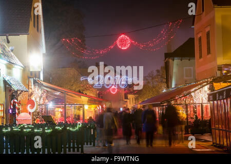 Menschen zu Fuß in dekorierten Tkalciceva Straße in der Adventszeit in Zagreb, Kroatien Stockfoto