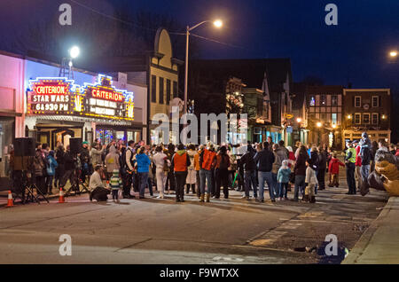 Bar Harbor, Maine, USA. 18. Dezember 2015. Fans feiern die Premiere von Star Wars: das Erwachen der Macht im historischen Kriterium Theater mit einem Kostümwettbewerb.  Bildnachweis: Jennifer Booher/Alamy Live-Nachrichten Stockfoto