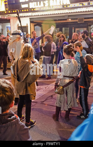 Bar Harbor, Maine, USA. 18. Dezember 2015. Ein Kostümwettbewerb für die Premiere von Star Wars: das Erwachen der Macht im historischen Kriterium Theater.  Bildnachweis: Jennifer Booher/Alamy Live-Nachrichten Stockfoto