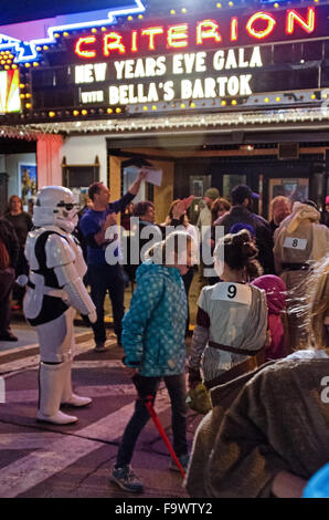 Bar Harbor, Maine, USA. 18. Dezember 2015. Fans feiern die Premiere von Star Wars: das Erwachen der Macht im historischen Kriterium Theater.  Bildnachweis: Jennifer Booher/Alamy Live-Nachrichten Stockfoto