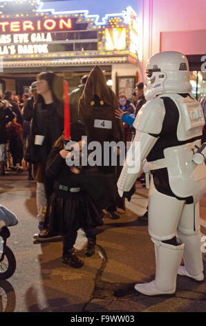 Bar Harbor, Maine, USA. 18. Dezember 2015. Fans feiern die Premiere von Star Wars: das Erwachen der Macht im historischen Kriterium Theater.  Bildnachweis: Jennifer Booher/Alamy Live-Nachrichten Stockfoto