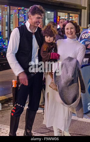 Bar Harbor, Maine, USA. 18. Dezember 2015. Eine Familie als Han Solo, Leia Organa, gekleidet und Chewbacca feiern die Premiere von Star Wars: das Erwachen der Macht im historischen Kriterium Theater.  Bildnachweis: Jennifer Booher/Alamy Live-Nachrichten Stockfoto