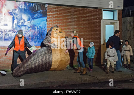 Bar Harbor, Maine, USA. 18. Dezember 2015. Fans sehen Arbeiter einrichten eine aufblasbare Jabba the Hutt für die Premiere von Star Wars: das Erwachen der Macht im historischen Kriterium Theater.  Bildnachweis: Jennifer Booher/Alamy Live-Nachrichten Stockfoto