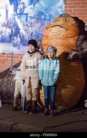 Bar Harbor, Maine, USA. 18. Dezember 2015. Fans posieren vor einem aufblasbaren Jabba die Hütte bei der Premiere von Star Wars: das Erwachen der Macht im historischen Kriterium Theater.  Bildnachweis: Jennifer Booher/Alamy Live-Nachrichten Stockfoto