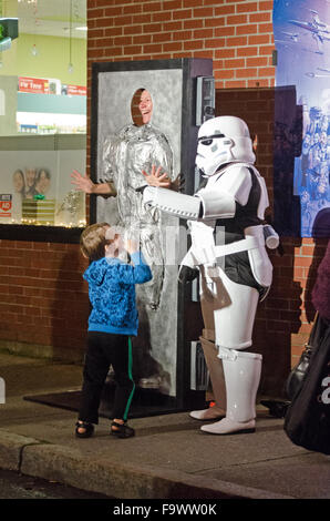 Bar Harbor, Maine, USA. 18. Dezember 2015. Fans feiern die Premiere von Star Wars: das Erwachen der Macht im historischen Kriterium Theater.  Bildnachweis: Jennifer Booher/Alamy Live-Nachrichten Stockfoto