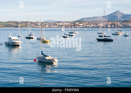 Yachten in Hondarribia mit Hendaye auf dem Hintergrund verankert. Baskisches Land. Spanien. Stockfoto