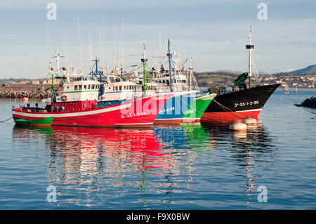 Horizontale Aufnahme des kommerziellen Thunfischfang im Hafen. Hondarribia, Baskenland, Spanien. Stockfoto