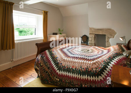 Patchwork Quilt auf ein Bett in einem Schlafzimmer. Stockfoto