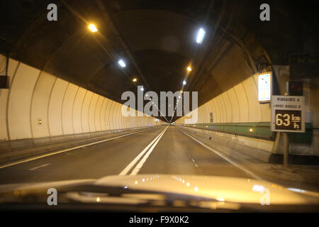 Der Mont-Blanc-Tunnel führt durch den höchsten Berg in den Alpen, mit Verbindungstür Courmayeur, Italien, und Chamonix-Mont-Blanc, Fran Stockfoto