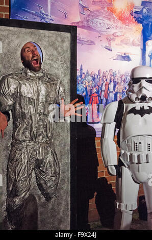 Bar Harbor, Maine, USA. 18. Dezember 2015. Fans feiern die Premiere von Star Wars: das Erwachen der Macht im historischen Kriterium Theater mit einem Fotoautomaten geformt wie Han Solo in Carbonite eingefroren.  Bildnachweis: Jennifer Booher/Alamy Live-Nachrichten Stockfoto