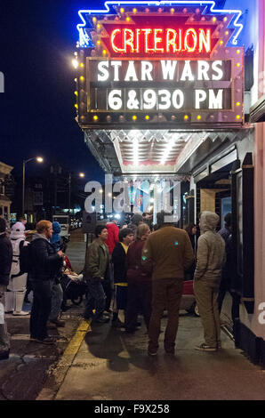 Bar Harbor, Maine, USA. 18. Dezember 2015. Fans feiern die Premiere von Star Wars: das Erwachen der Macht im historischen Kriterium Theater.  Bildnachweis: Jennifer Booher/Alamy Live-Nachrichten Stockfoto