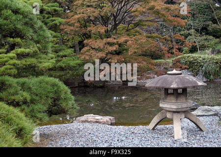 Ein Stein-Pagode und den kleinen See im Imperial Palace Ostgarten, Tokyo, Japan Stockfoto